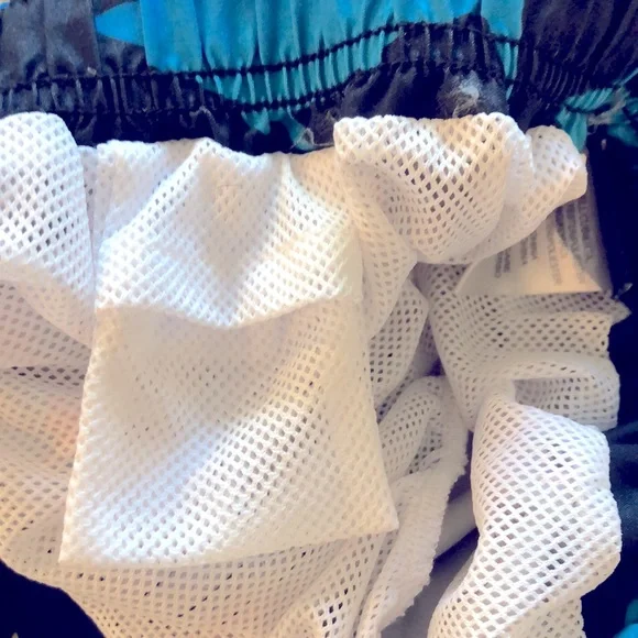 Lot of 2 Boys Swimsuits - Nike + Laguna - Youth Sizes Small & 7 - Picture 11 of 12